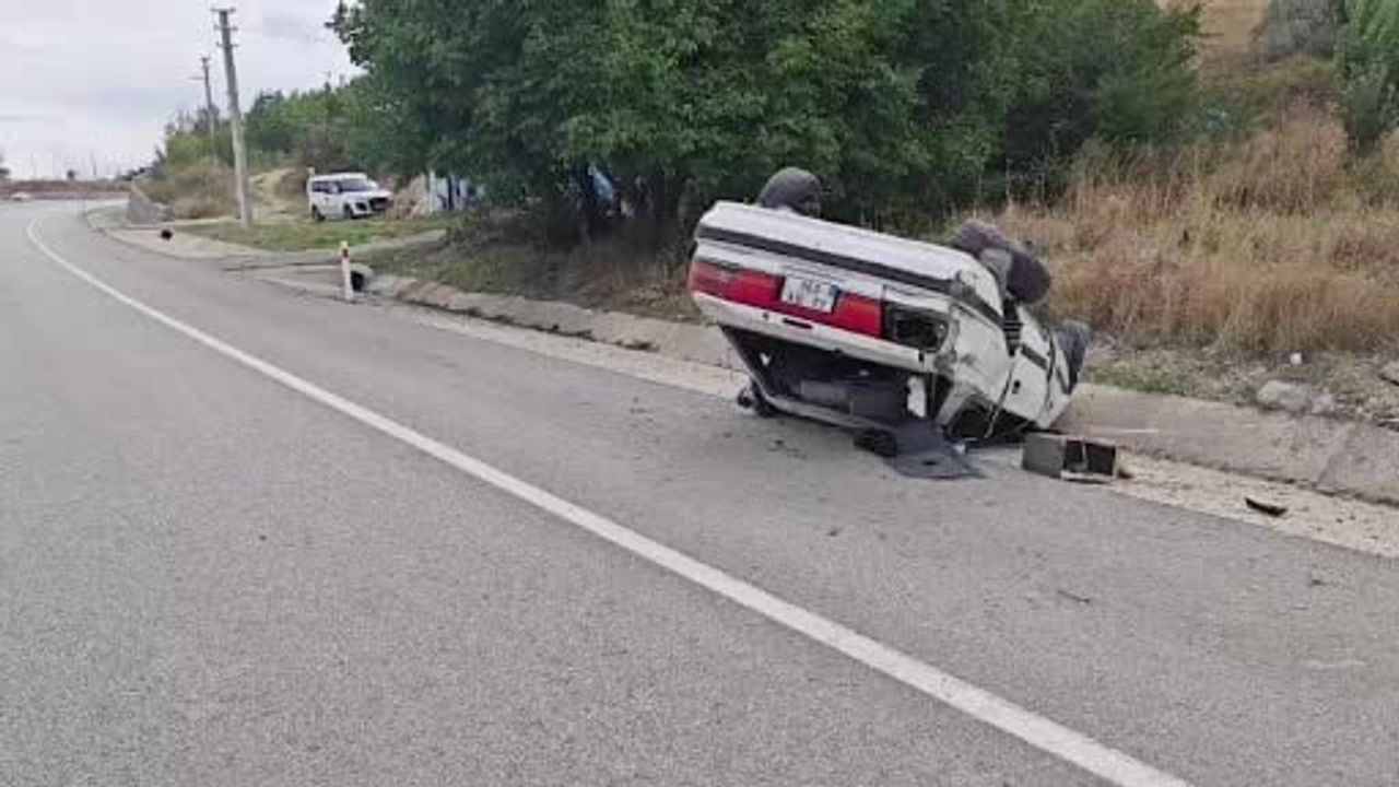 Şarampolde 150 metre sürüklenen otomobil takla attı, 3 kişi yaralandı