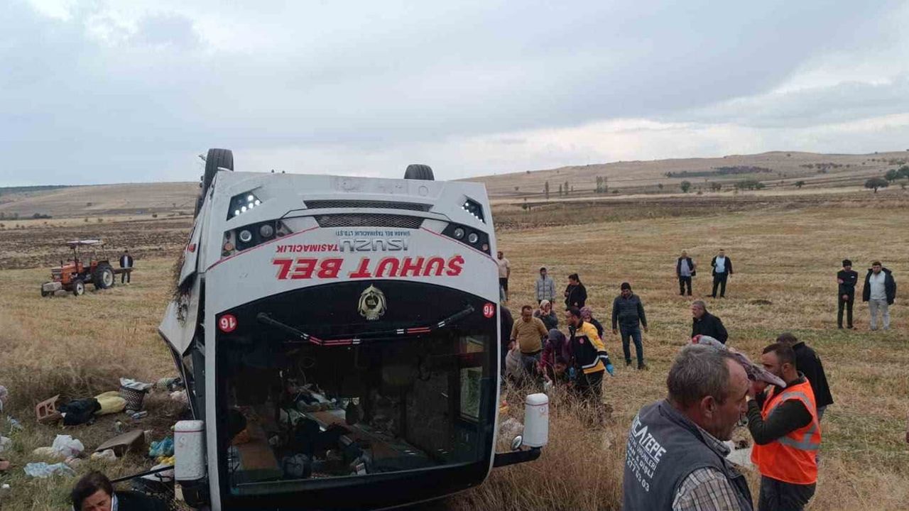 Şarampole devrilen midibüste 25 kişi yaralandı, kurtarma çalışmaları sürüyor