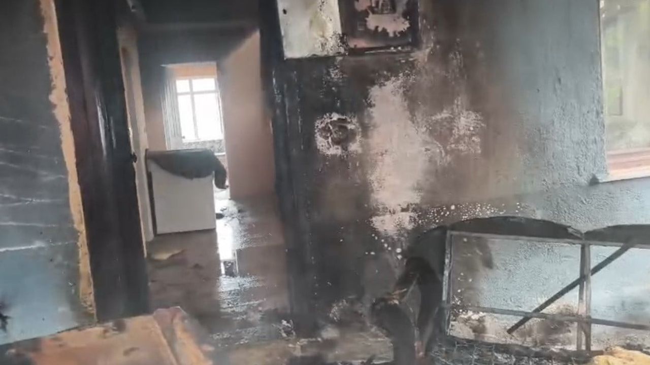 Sarıağaççayı'nda sobadan çıktığı belirtilen yangın evi kullanılmaz hale getirdi