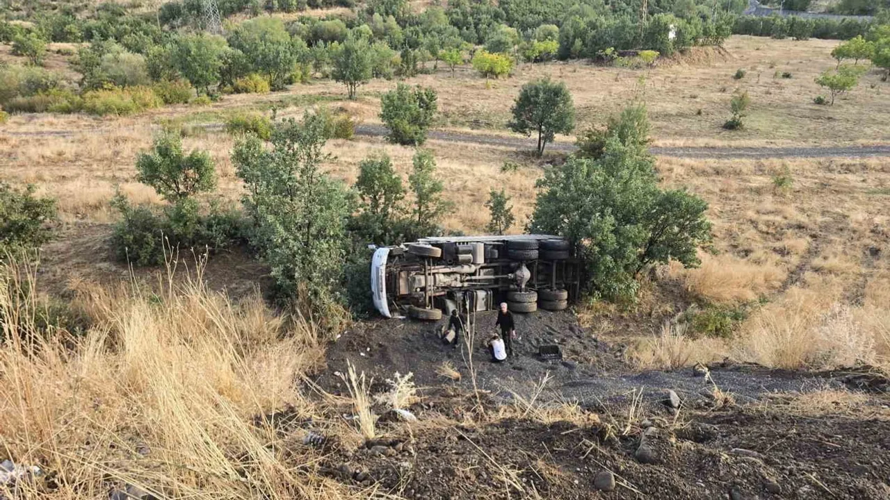 Sarıçiçek mevkiinde kontrolünü kaybeden kamyon devrildi: sürücü ağır yaralı