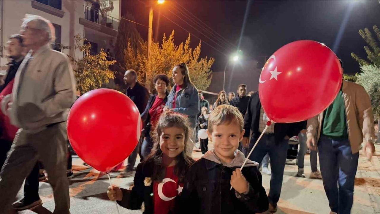 Sarıgöl’de 103. yıl coşkusu fener alayında bir araya geldi