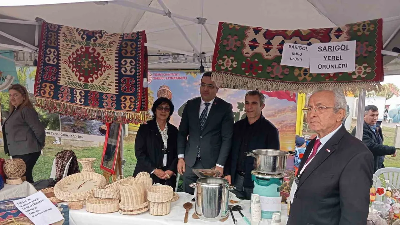 Sarıgöl'ün pekmezi ve el emeği İzmir fuarında öne çıktı