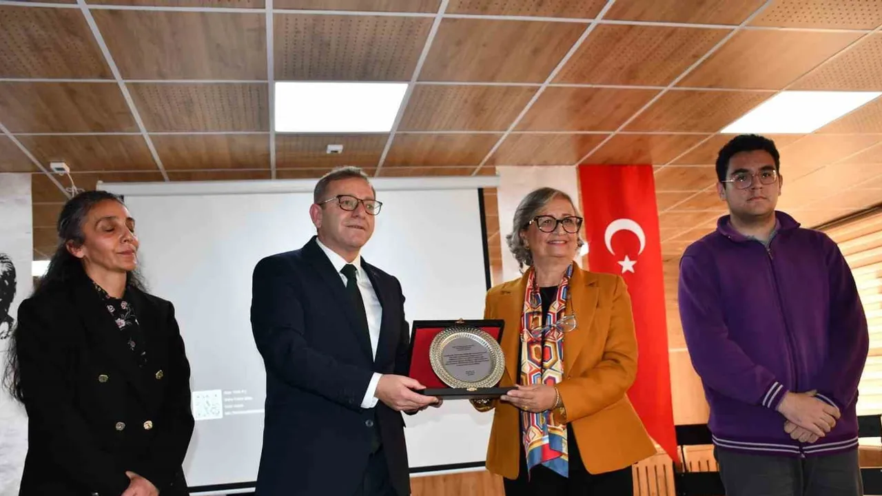 Sarıkamış'ta Fen Lisesi'ne Yaşayan Kütüphane açıldı; okuma ve araştırma için yeni merkez