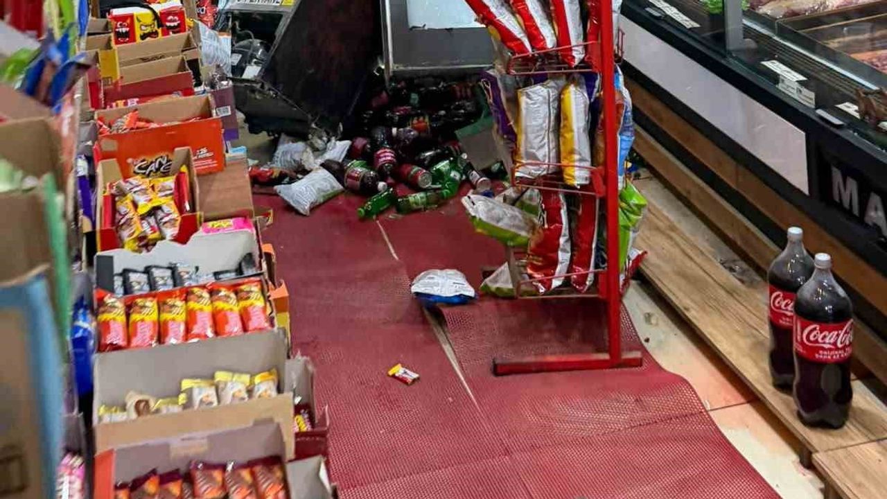 Sarıkamış’ta kontrolünü kaybeden otomobil yol kenarındaki iş yerine girerek hasara neden oldu