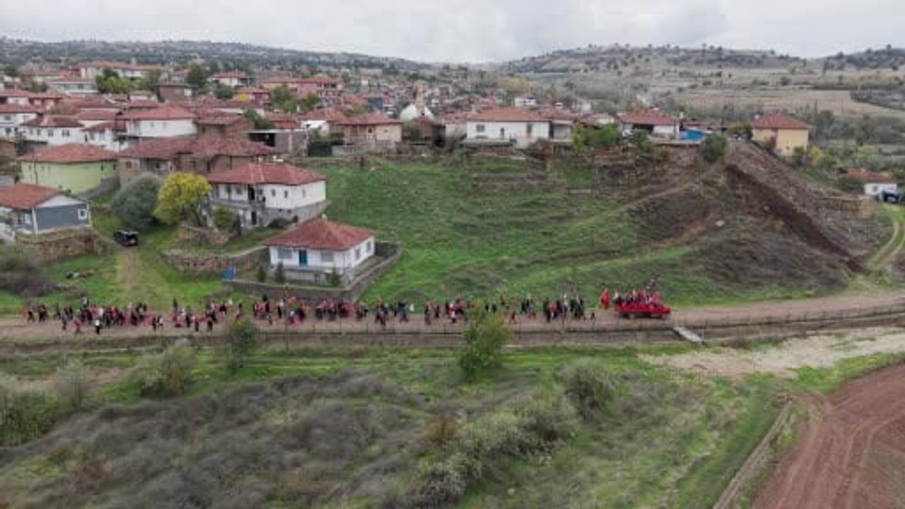 Sarıkızlı'da cumhuriyetin 103. yılı bayraklı kortej ve halaylarla kutlandı