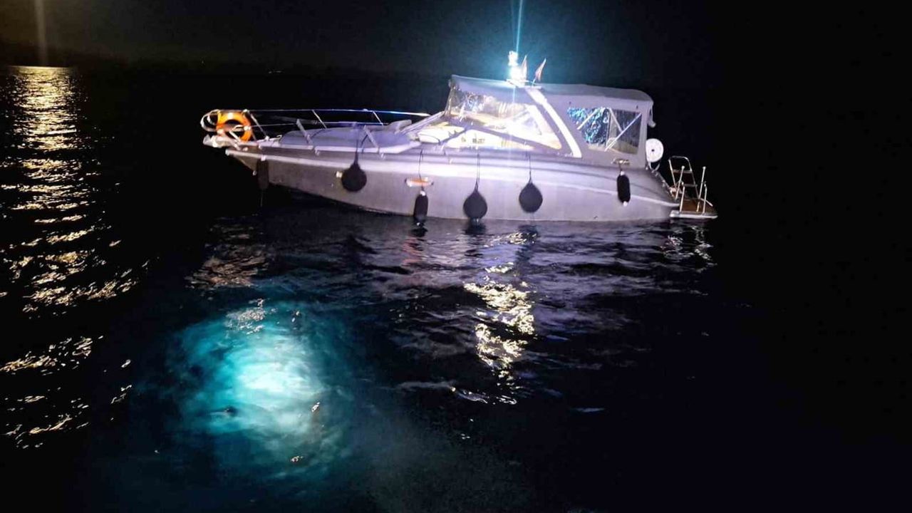 Sarımersin Koyu'nda kayalıklara çarpan tekne iki kişiyle kurtarıldı ve İçmeler iskelesine getirildi
