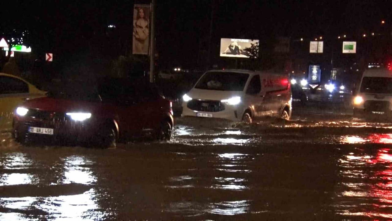 Sarıyer Ayazağa'da sağanak sonrası Kemerburgaz Caddesi göle döndü