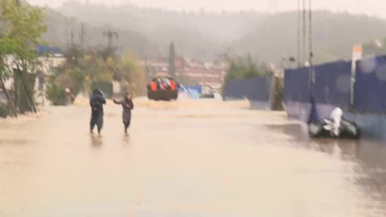 Sarıyer Ayazağa'da sağanak sonrası mahsur kalanlar iş makineleriyle kurtarıldı