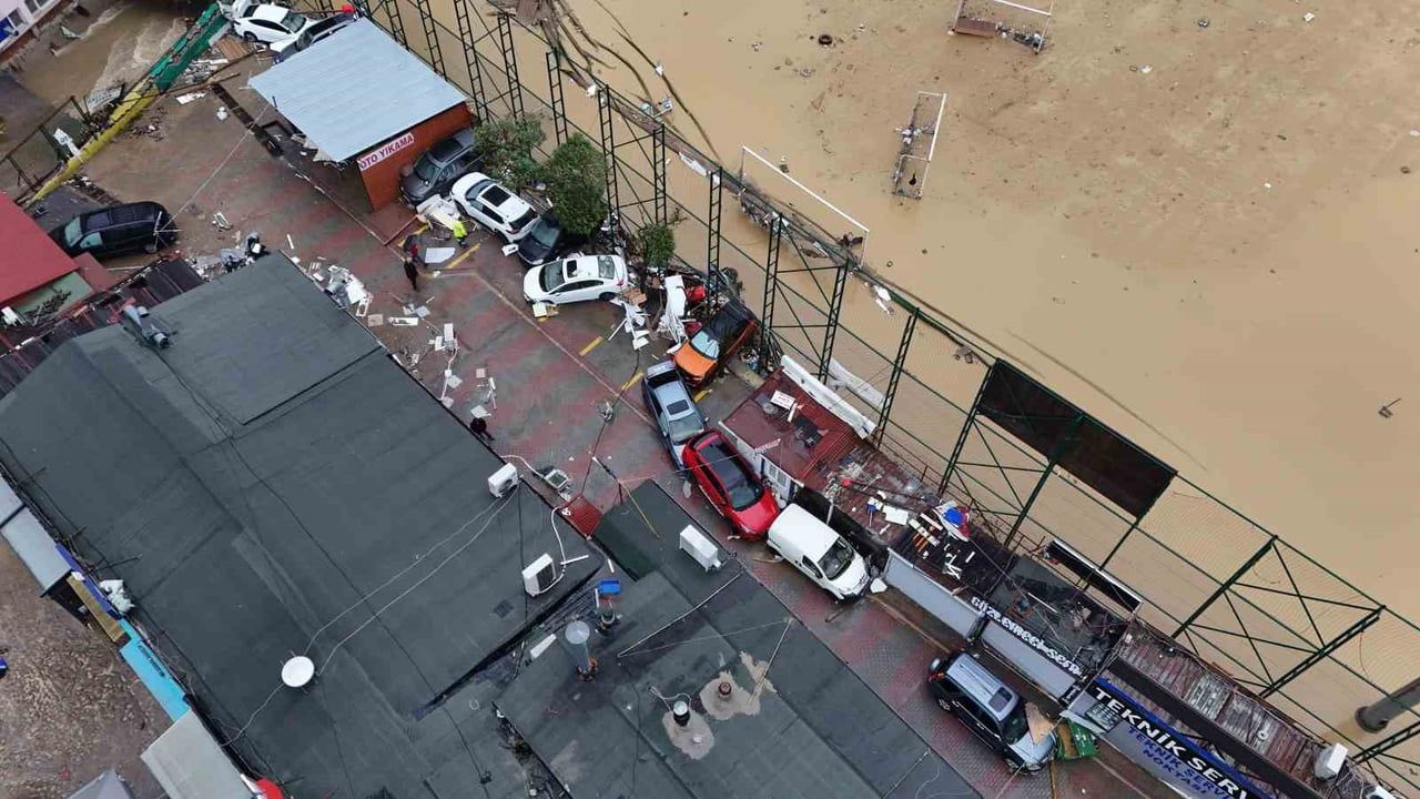 Sarıyer Ayazağa'da sağanak yaşamı felç etti: araçlar üst üste yığıldı, stat sulara gömüldü