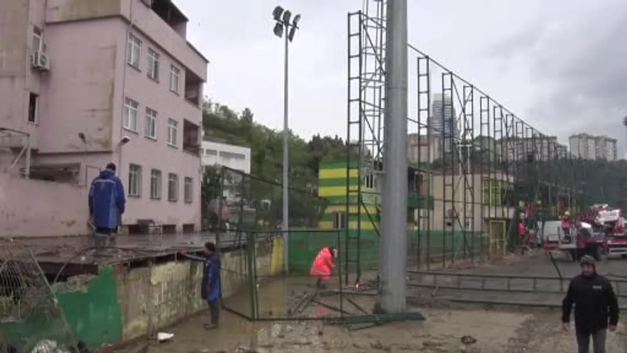 Sarıyer Ayazağa'daki dere yatağında bulunan stadyumun yıkımı başladı