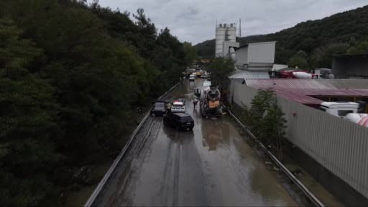 Sarıyer’de fabrikada mahsur kalan işçiler 24 saatte kurtarıldı, hasar havadan görüntülendi