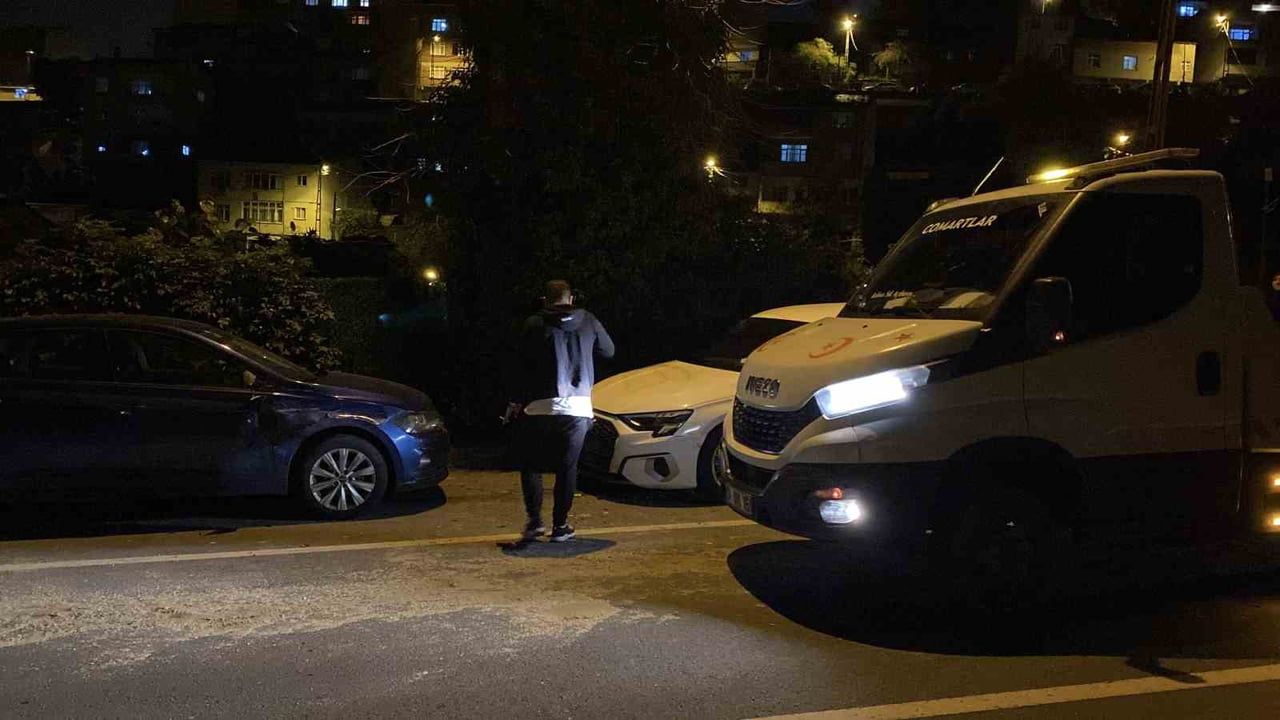 Sarıyer'de karşı yönden gelen aracın sıkıştırdığı otomobil park halindeki 6 araca çarptı