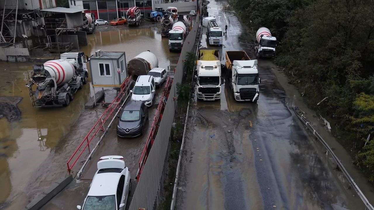 Sarıyer'de taşkında mahsur kalan işçiler 24 saat süren çalışma sonunda kurtarıldı