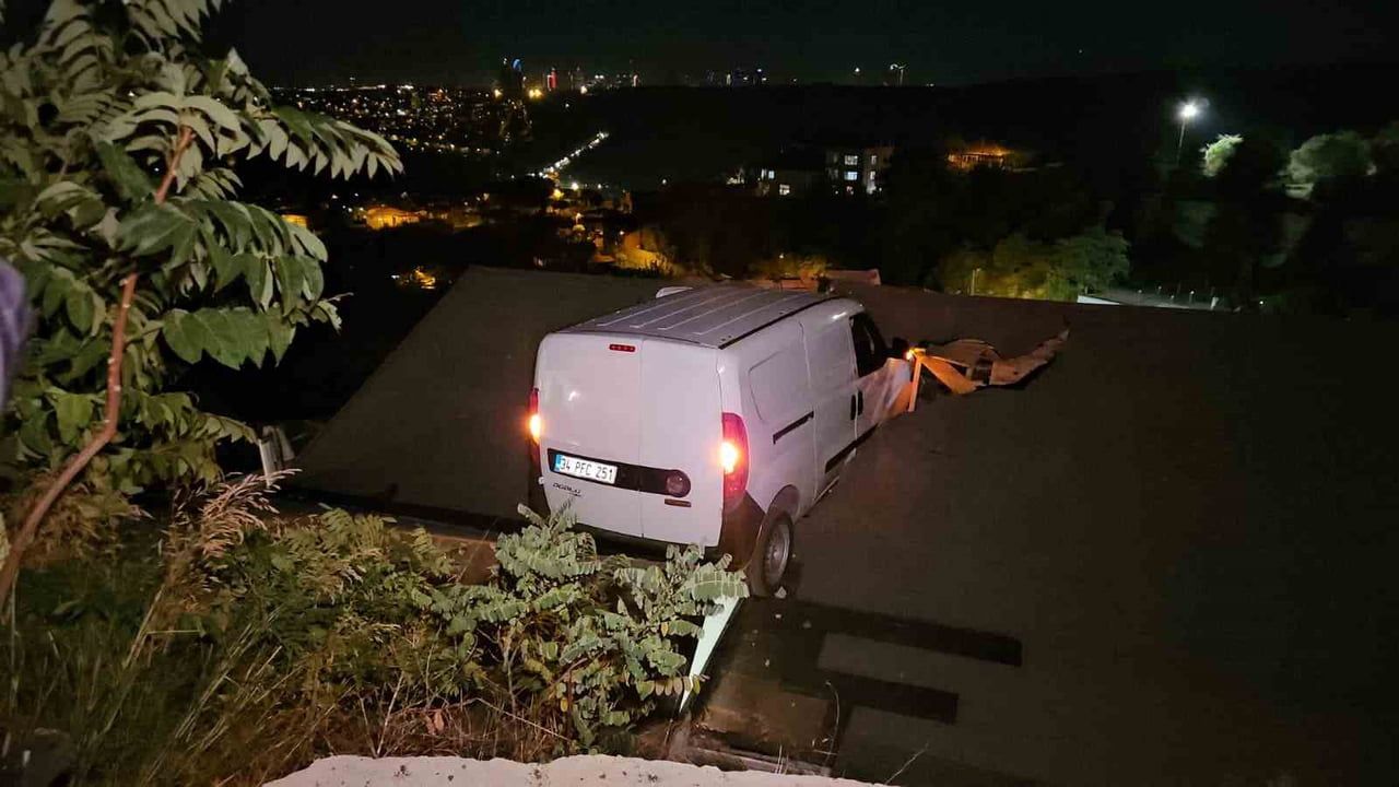 Sarıyer'de yokuşta kayan hafif ticari araç evin çatısında asılı kaldı