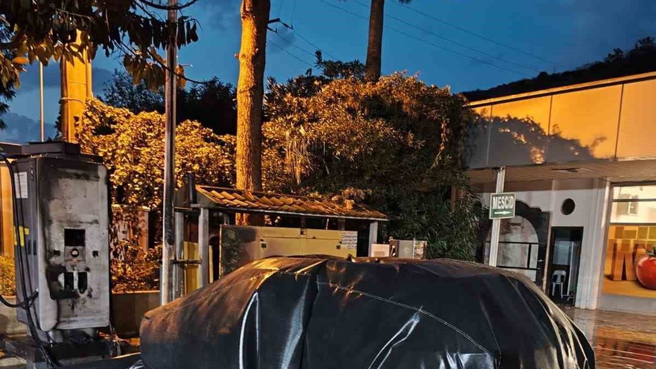 Şarj istasyonunda başlayan yangın: elektrikli araç itfaiye müdahalesiyle söndürüldü