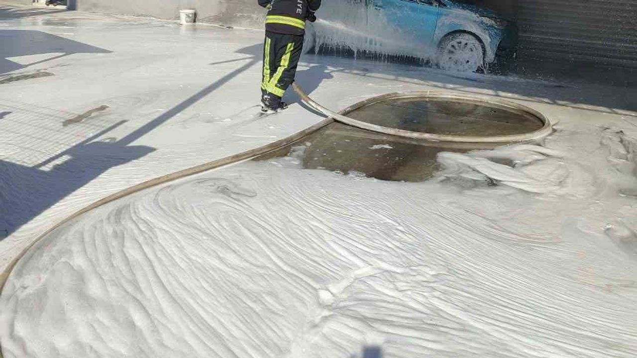 şarjdayken tutuşan elektrikli araç itfaiye battaniyesiyle kısa sürede kontrol altına alındı