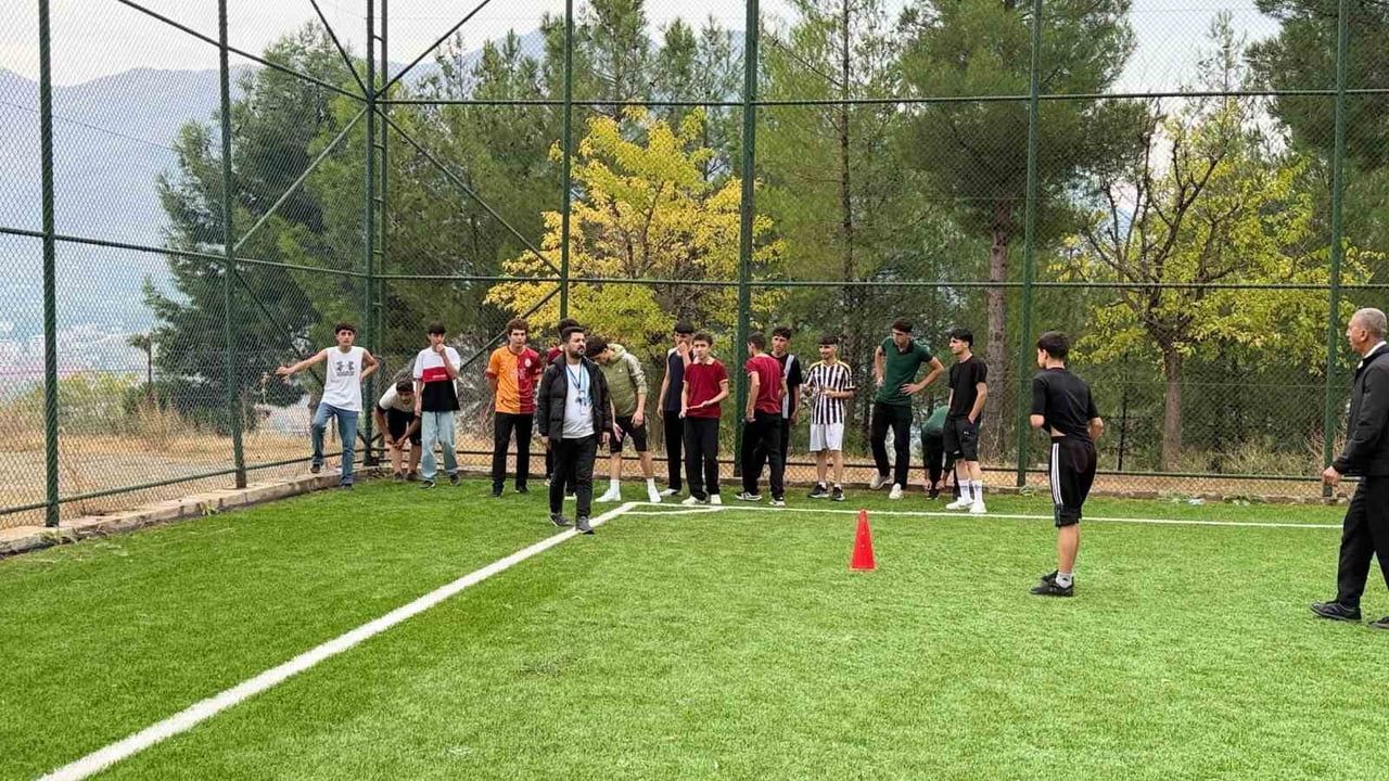 Sason'da cumhuriyet coşkusu pistte: 110 öğrenci kıyasıya yarıştı