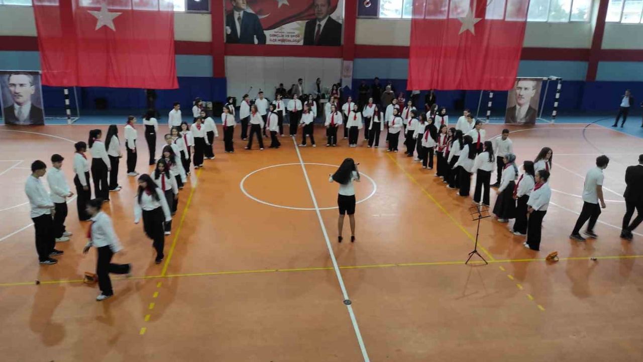 Sason'da cumhuriyetin 103. yılı öğrencilerin gösterileriyle kutlandı