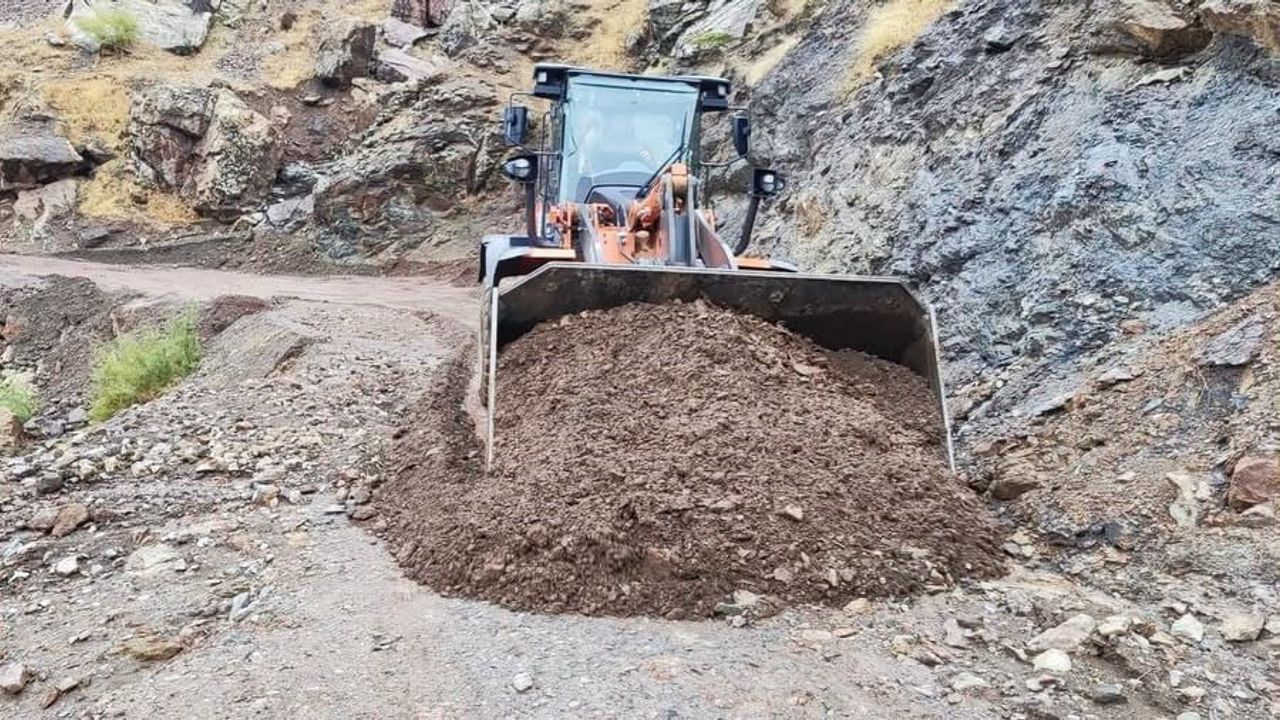 Sason'da heyelan sonrası kapanan köy yolları yeniden ulaşıma açıldı