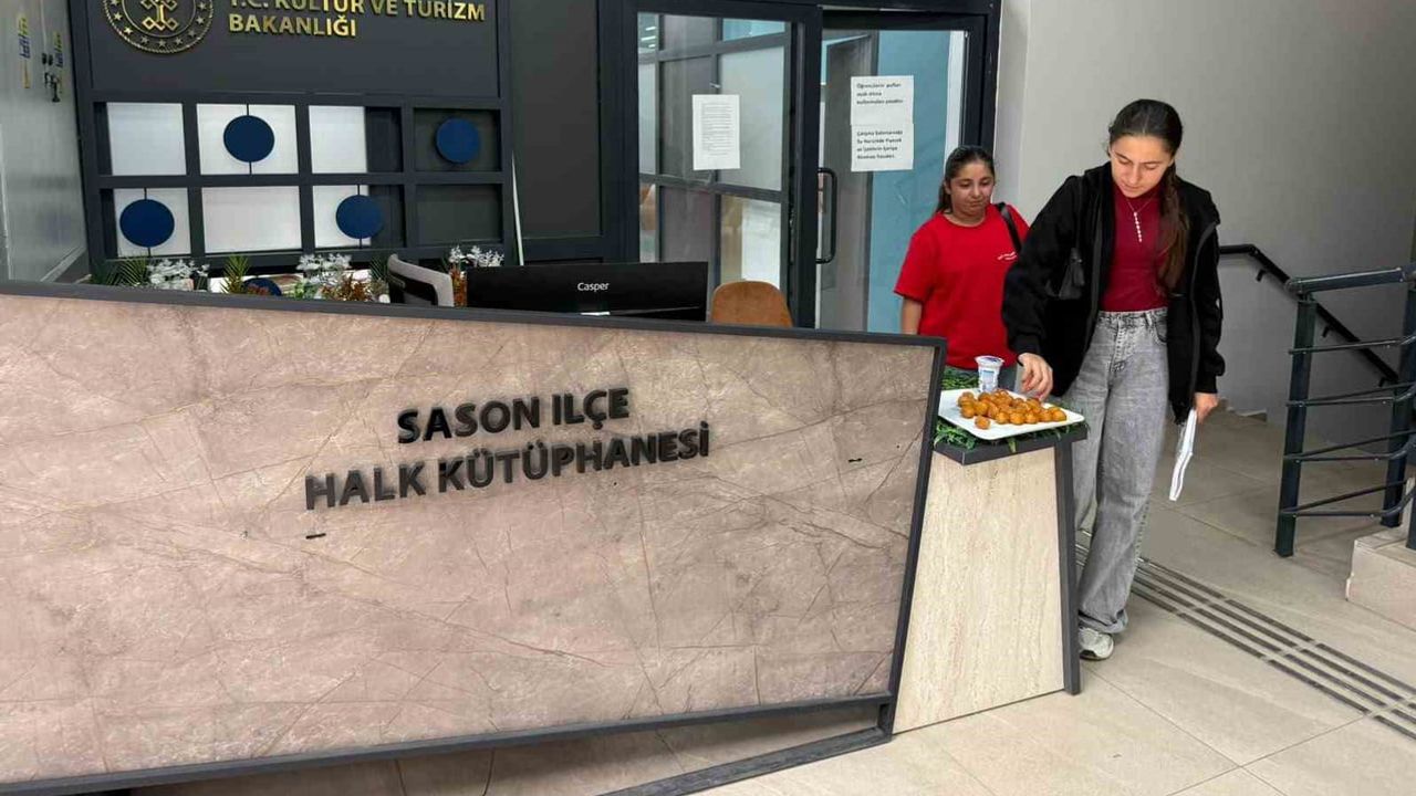 Sason kütüphanesi öğrencilere tatlı ve içecek ikramıyla okuma ilgisini canlandırıyor