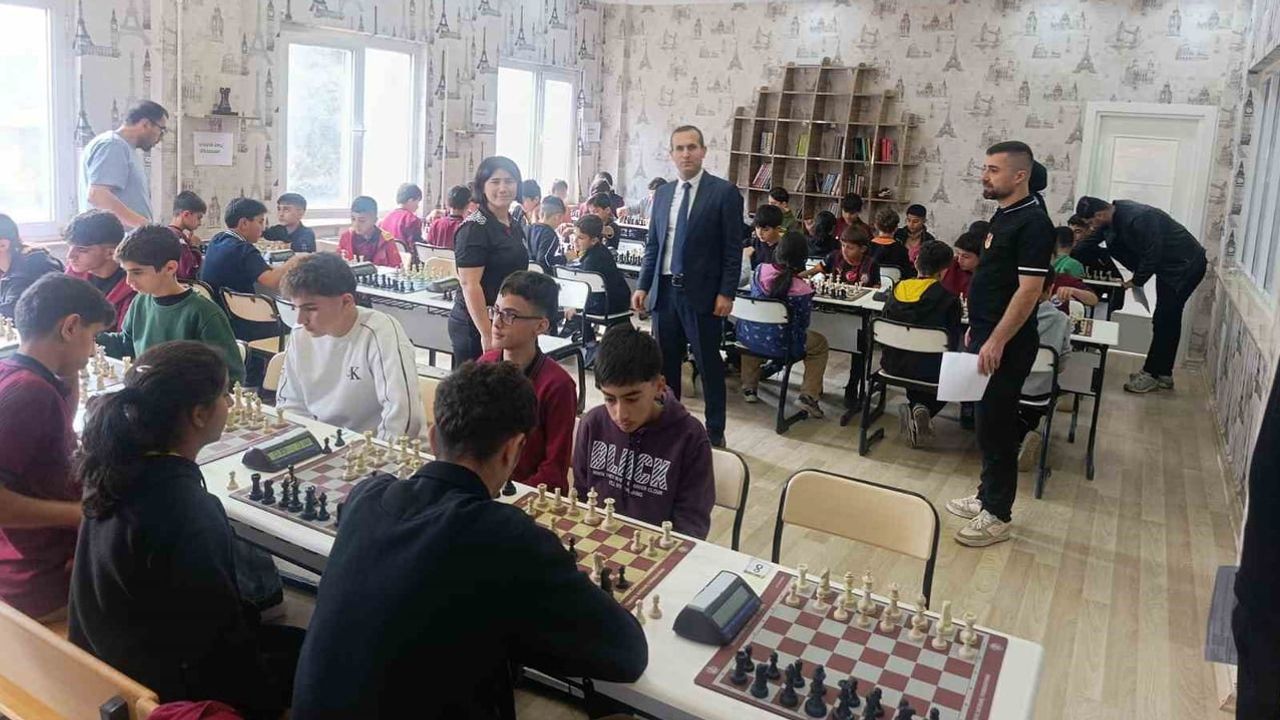 Satrançla cumhuriyet coşkusu Sason'da gençler tahtada yarıştı