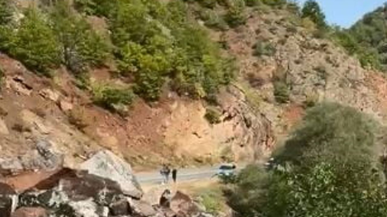 Şavşat’ta yamaç çöktü: Meydancık köy yolu dev kaya altında kaldı