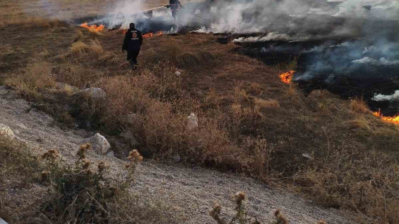 Sazlık alevleri Edremit havalimanı karşısında itfaiye müdahalesiyle söndürüldü