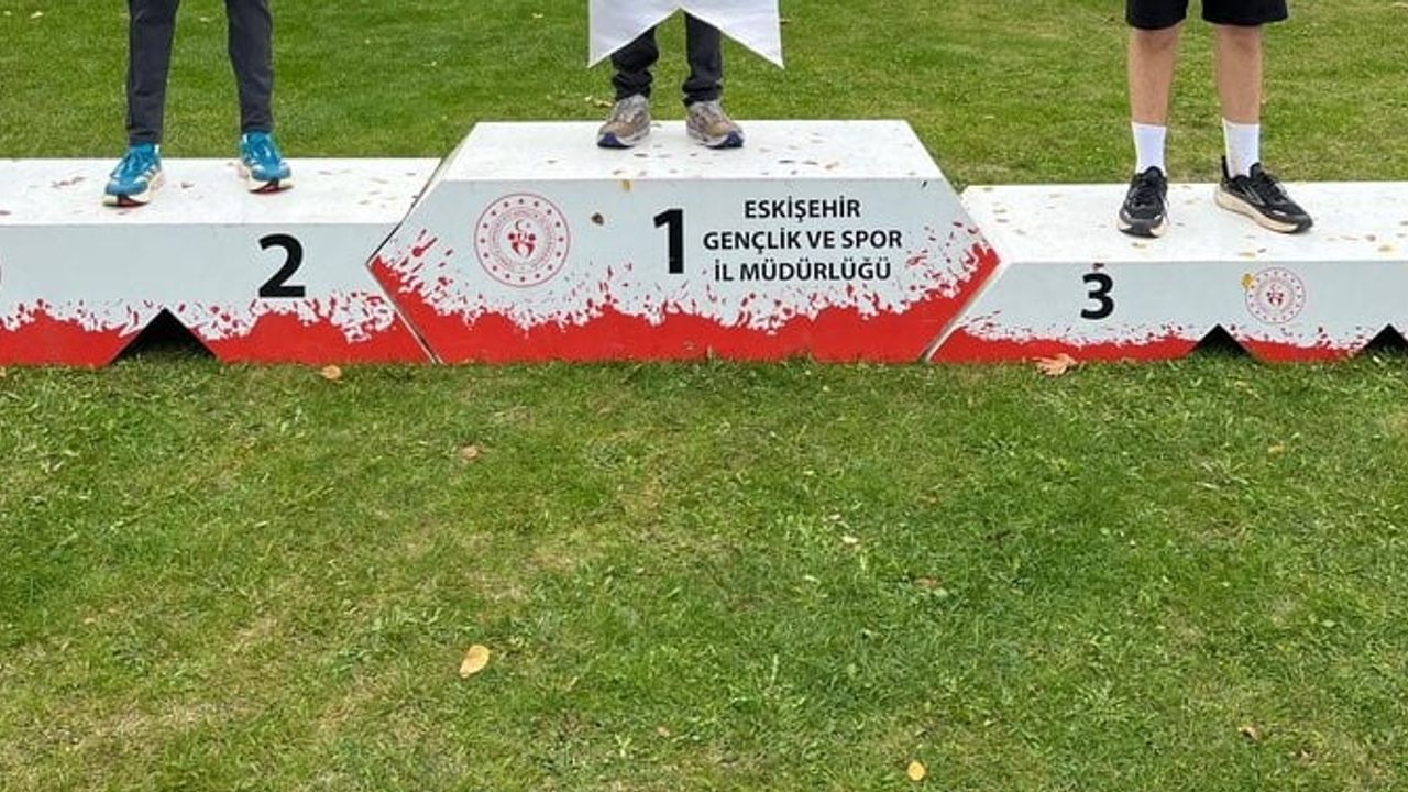 Sazova'da genç atletlerin kros mücadelesi