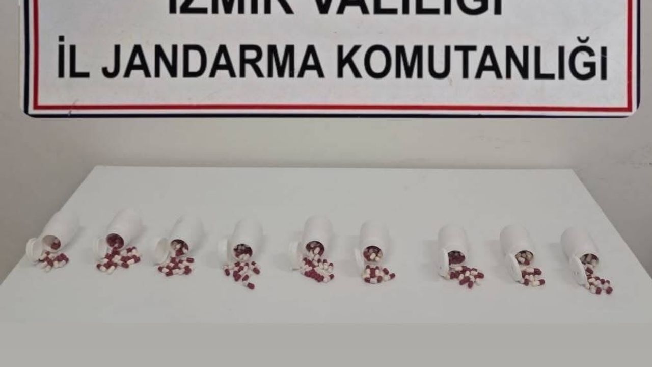 Seferihisar'da durdurulan araç ve iş yerinde 563 sentetik hap bulundu