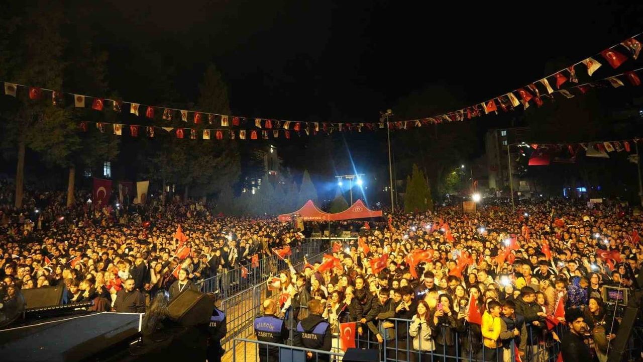 Sefo ile Bilecik'te cumhuriyet coşkusu sokaklara taştı