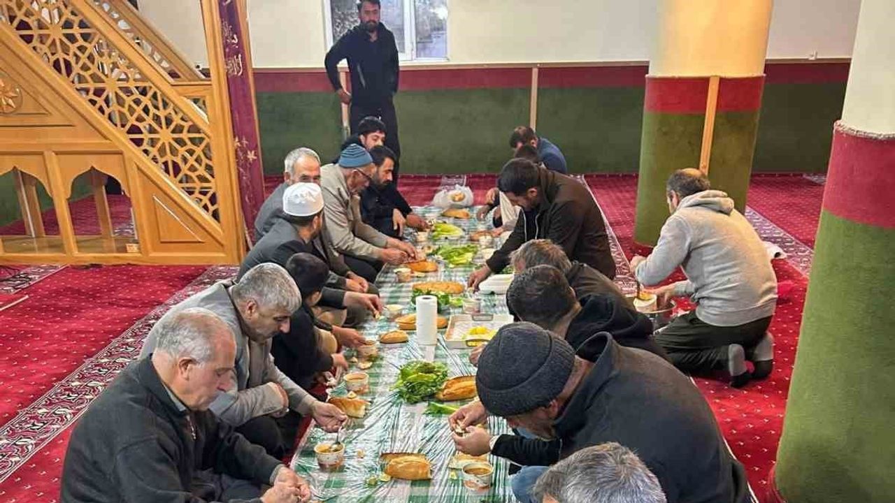 Şehirlerin kalbi camilerde buluştu: Özalp'te sabah namazı ve sohbet