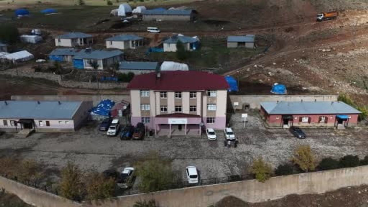Şehit Ramazan Yıldız'ın adı kütüphanede yaşatıldı, miniklere kış destekleri ulaştırıldı
