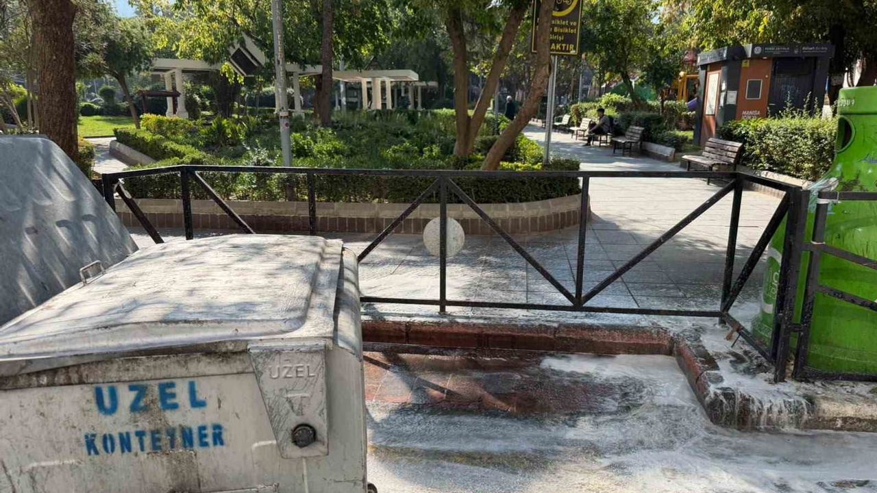 şehzadeler’de koku ve haşereye karşı konteyner dezenfeksiyonu