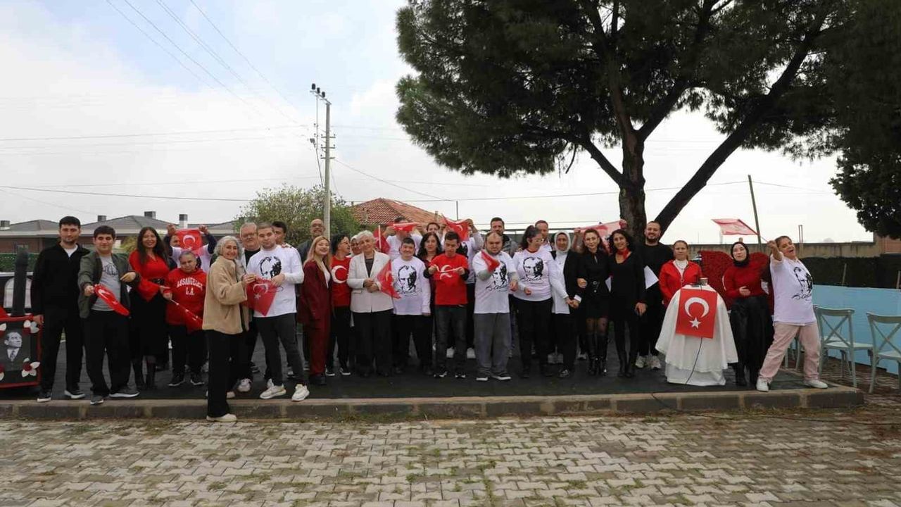 Şehzadeler’de özel öğrencilerle cumhuriyet coşkusu sahnede hayat buldu