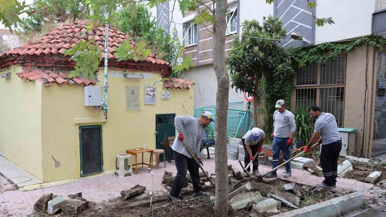 Şehzadeler'de Şeyh Ahmet Dede türbesine estetik dokunuş: kırılan kaldırımlar yenilendi