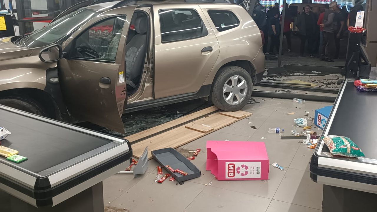 Seksen bir yaşındaki sürücü fren yerine gaza basınca marketin cam kapısından içeri girdi