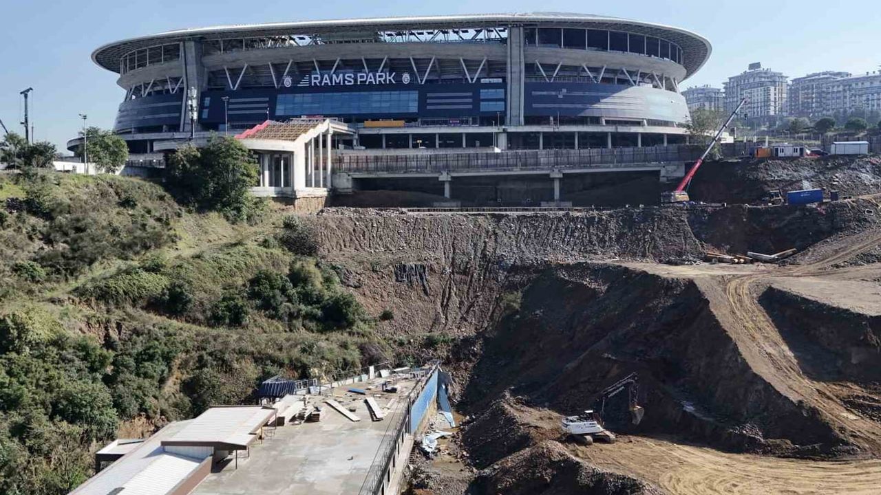 Sel sonrası Galatasaray stadı çevresinde yoğun şantiye çalışması görüntülendi