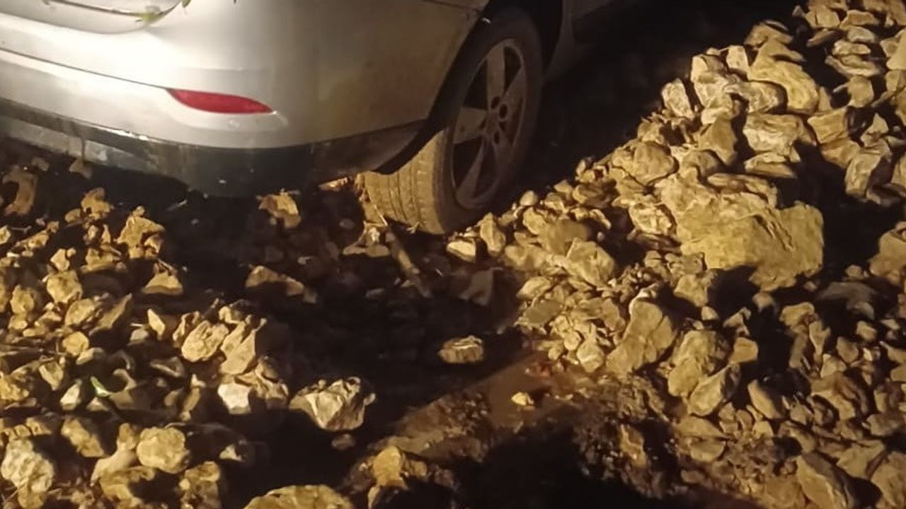Sel sonrası heyelan park halindeki otomobile zarar verdi