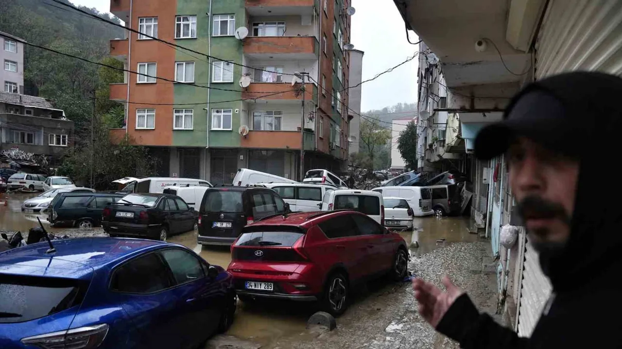 Sel sonrası İstanbul sokaklarında görüntüler: zarar büyük