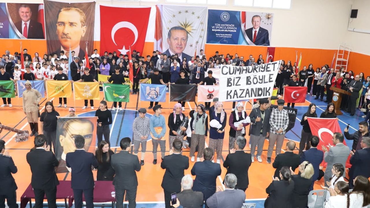 Selendi’de 103. yıl coşkusu gençlik merkezini doldurdu