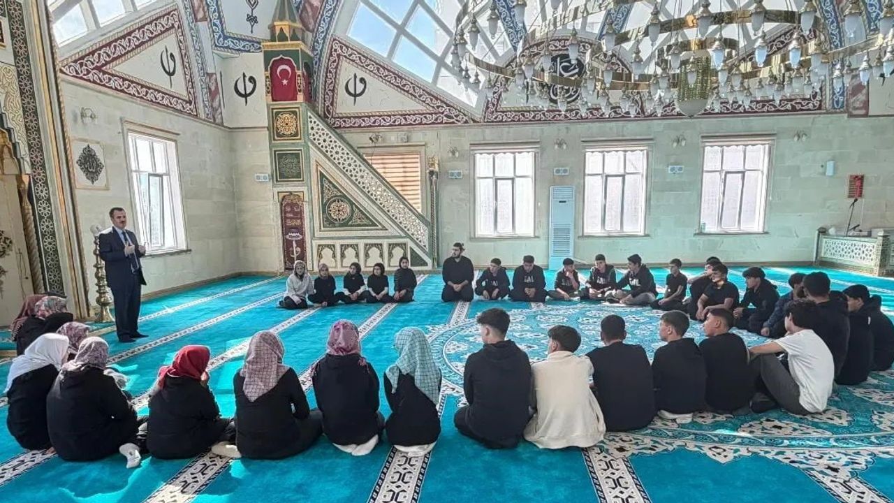 Selendi'de cami çatısında gençlik dayanışması