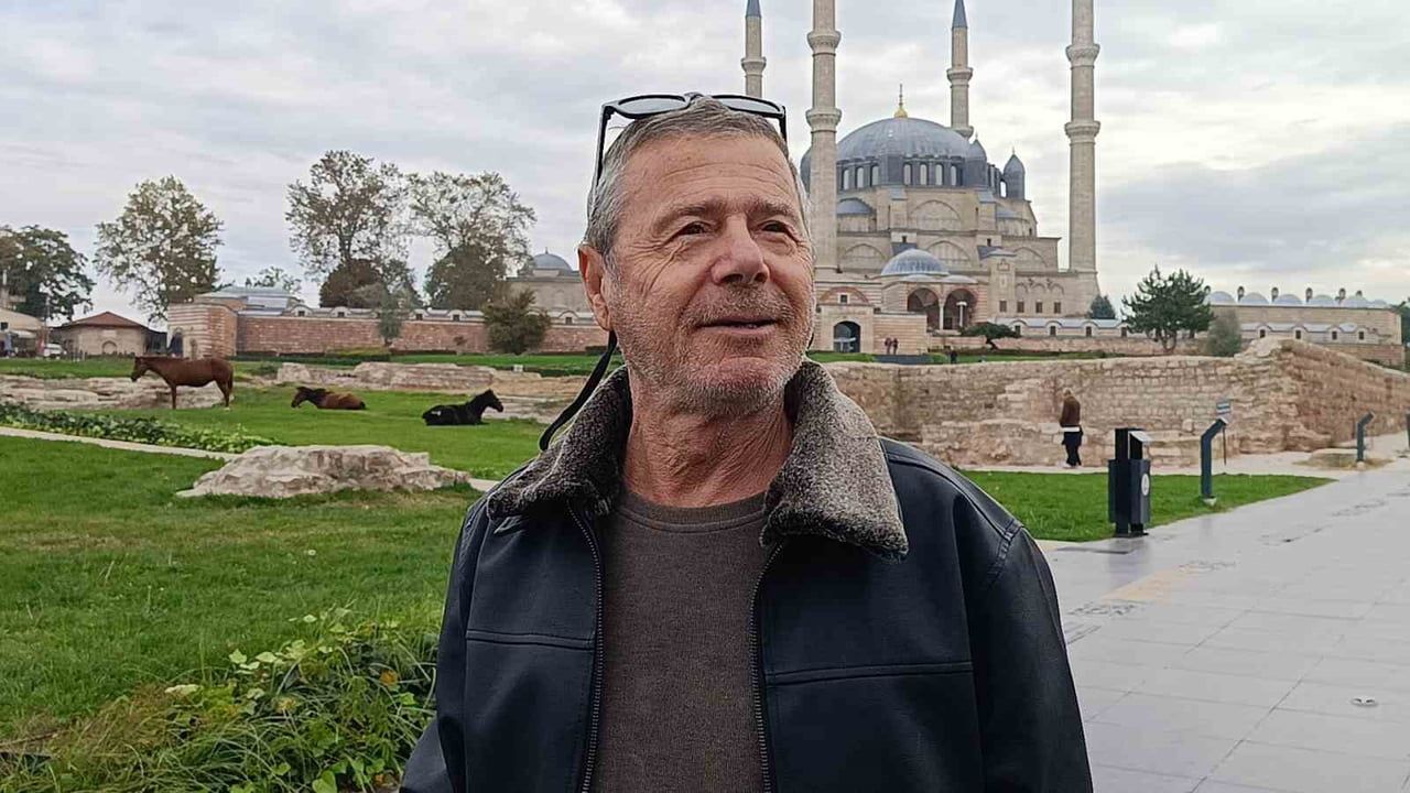 Selimiye meydanı'nda başıboş atların izinsiz gezintisi tartışma yarattı