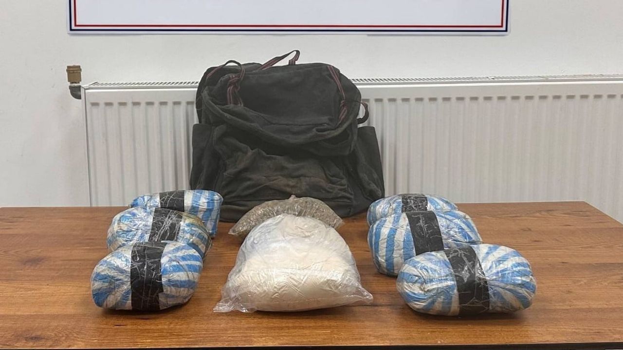 Şemdinli'de taşların altındaki çantada 7 kilo 635 gram eroin ve 139 gram skunk bulundu