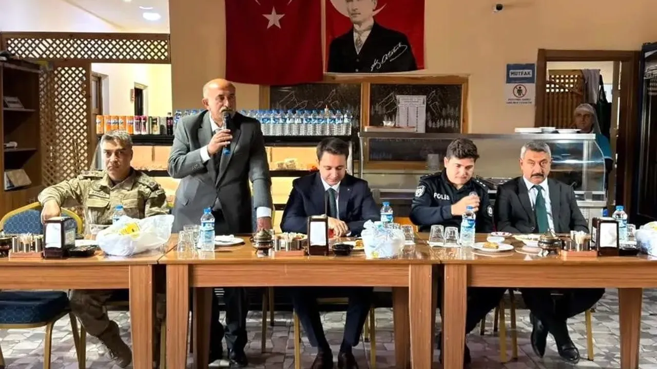 Şenkaya’da muhtarlar günü yemekte birlik ve dayanışma mesajı