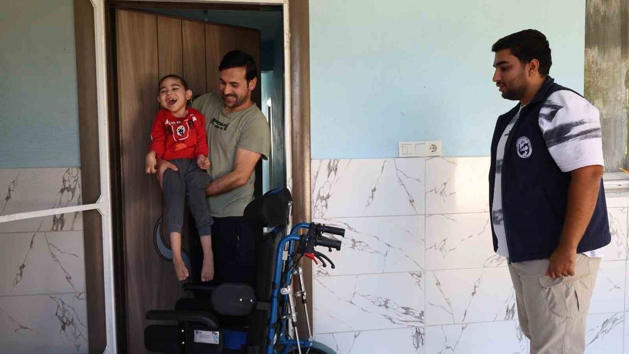 serebral palsili çocuğun yeni tekerlekli sandalyesi günlük yaşamını kolaylaştırdı