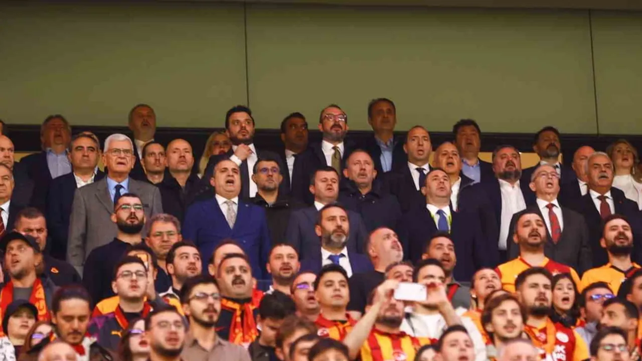 Sergen Yalçın derbiyi protokol tribününden takip etti