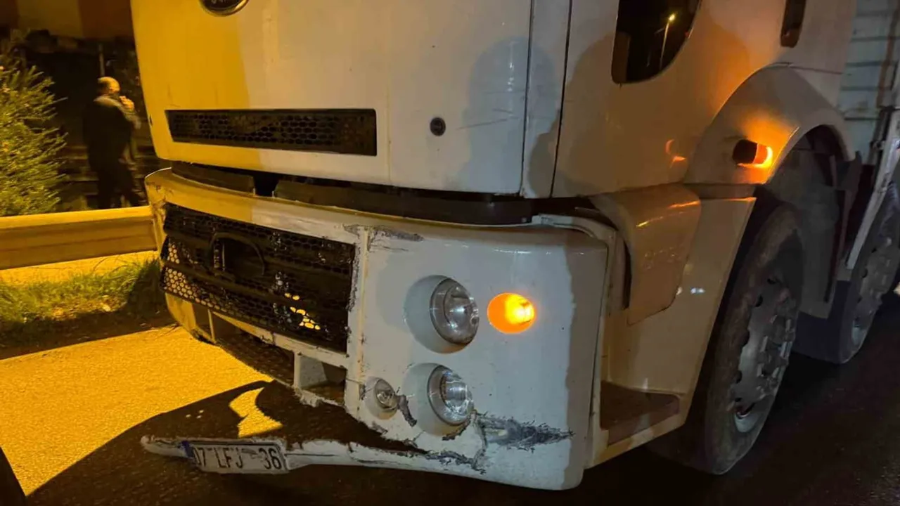 Serik’te arkadan çarpma: otomobildeki üç kişi itfaiye tarafından kurtarıldı