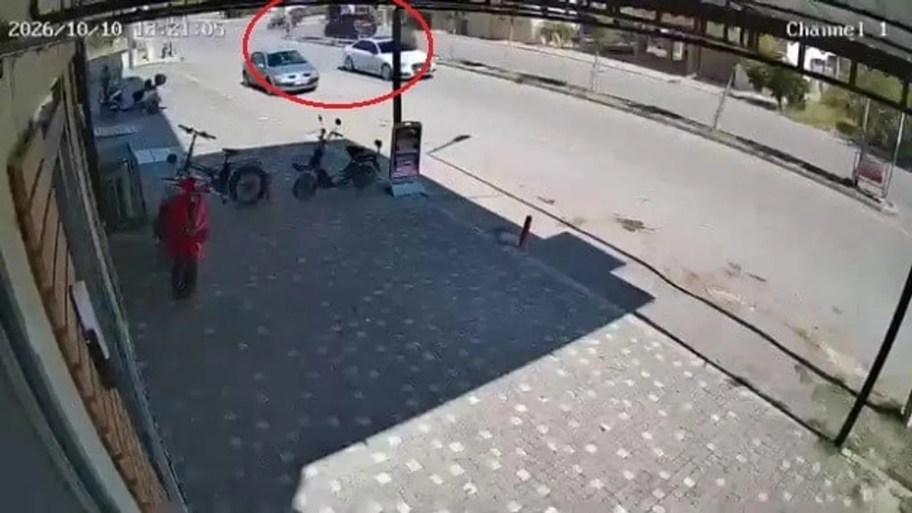 Serik'te çarpışma anı kamerada: elektrikli üç tekerlekli bisiklet savruldu