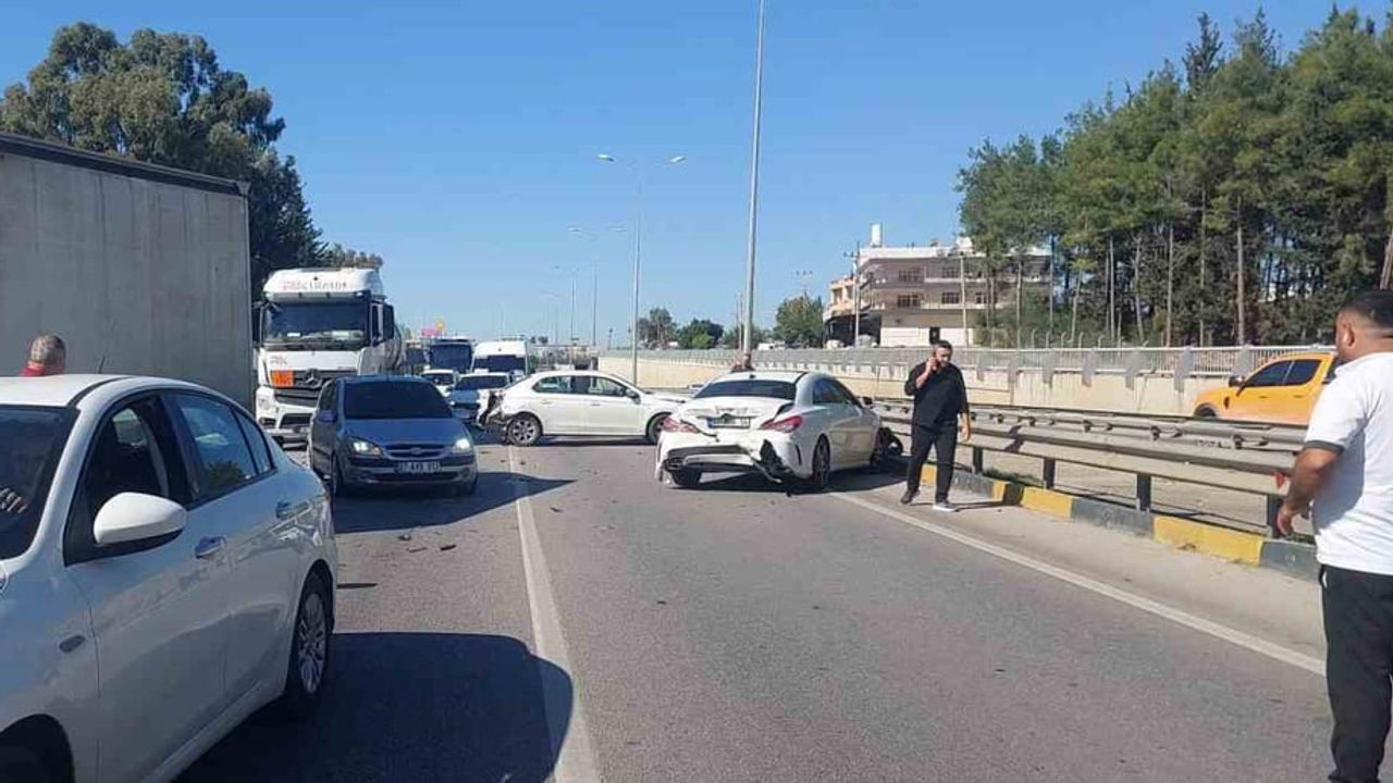 Serik'te D-400 kara yolunda üç aracın karıştığı zincirleme kaza: yaralanma yok