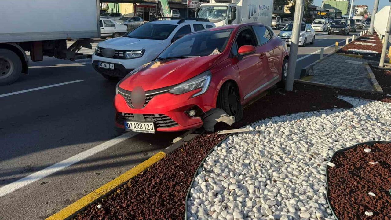 Serik’te kavşakta çarpışan iki otomobilden birinin sürücüsü yaralandı